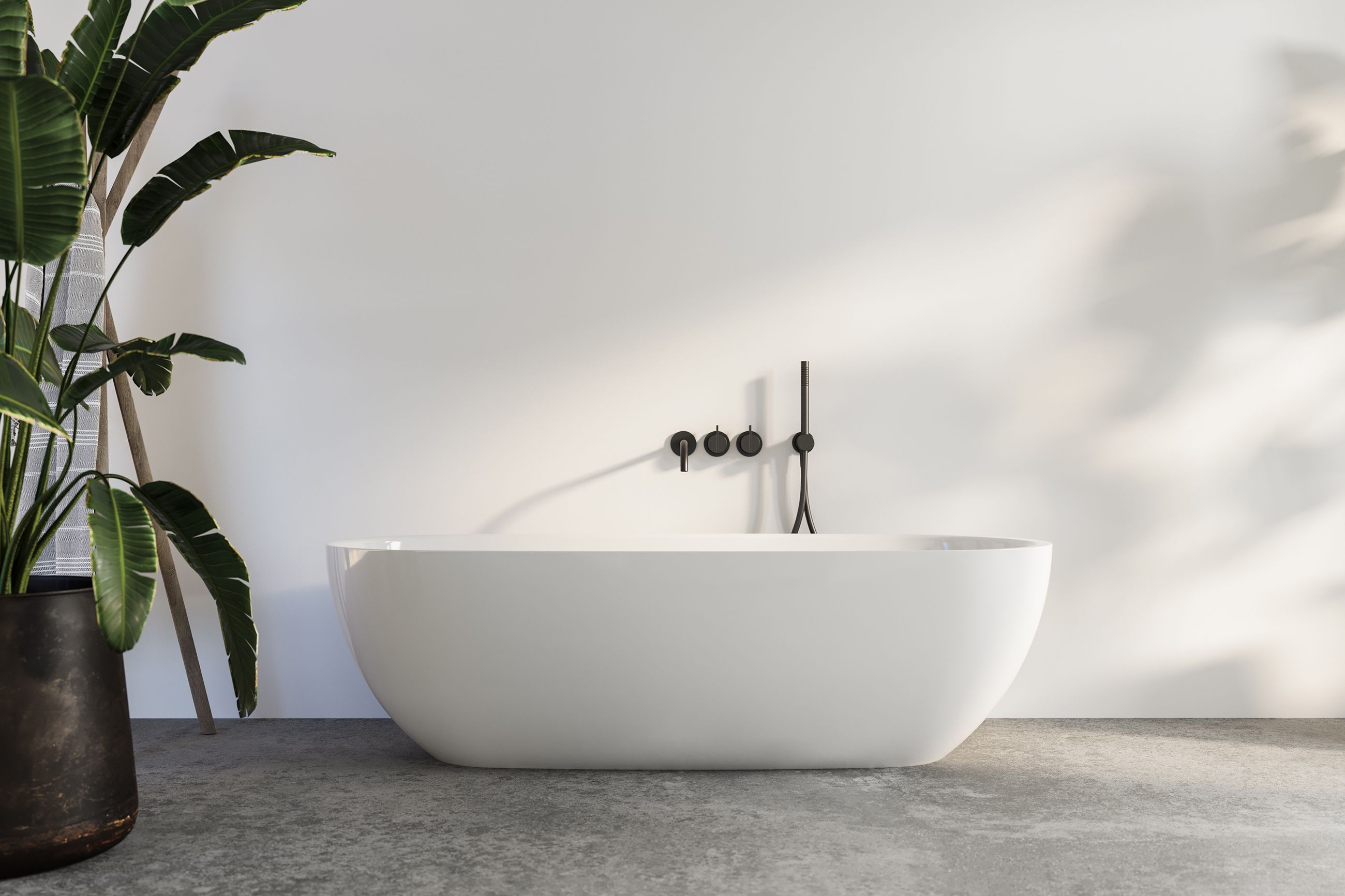 Freistehende Badewanne in einem hellen Badezimmer